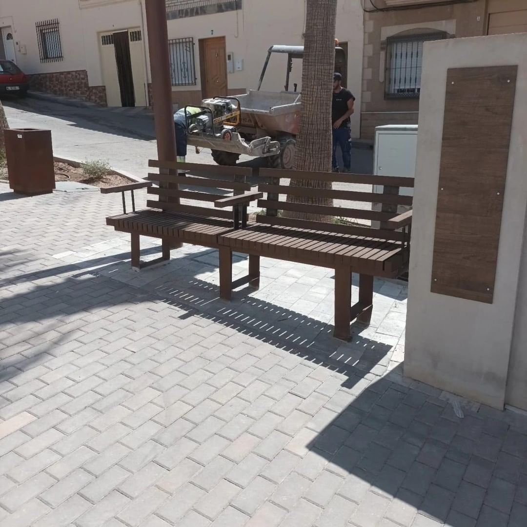 Lee más sobre el artículo Bancos de exterior instalados en Adra, Almería